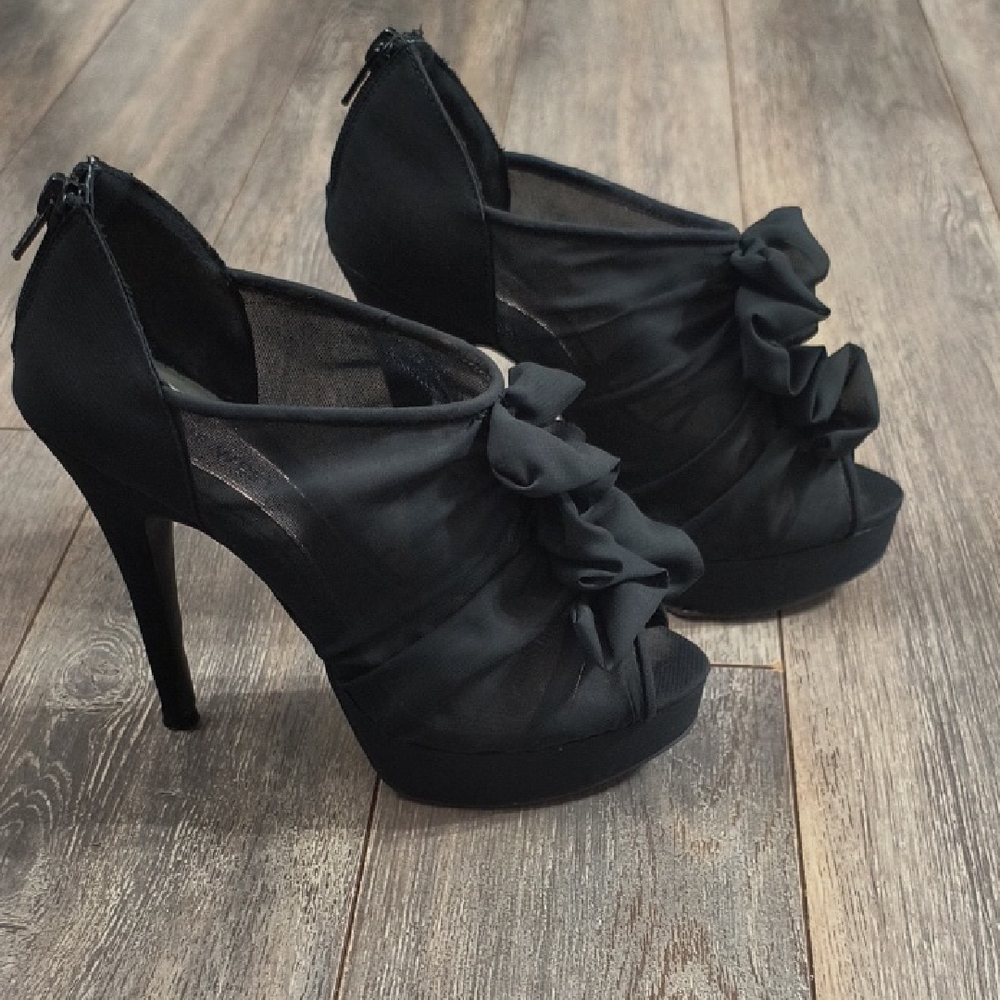 Nine West Black Ruffle Heels